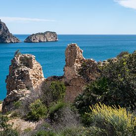 Ruinen und Insel an der Mittelmeerküste von Adriana Mueller