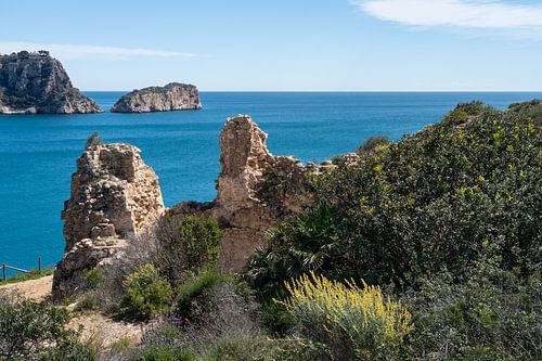 Ruïnes en eiland aan de Middellandse Zeekust