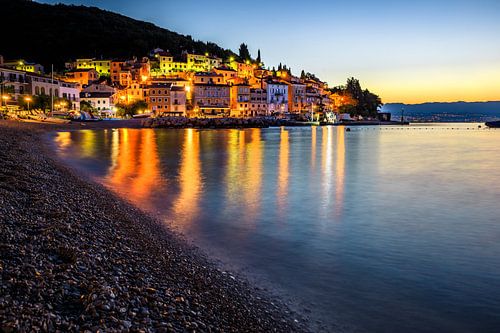Verlichte Moscenicka Draga in Kroatië, plaats stad op het strand en zee en strand naar de zonsopgang