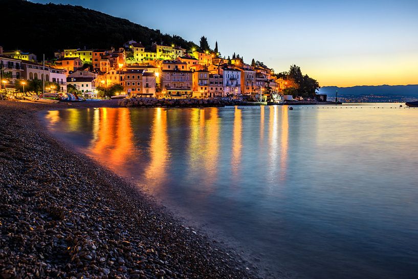 Beleuchtetet Moscenicka Draga in Kroatien, Ort stadt am Strand und Meer und Strand zum Sonnenaufgang von Fotos by Jan Wehnert
