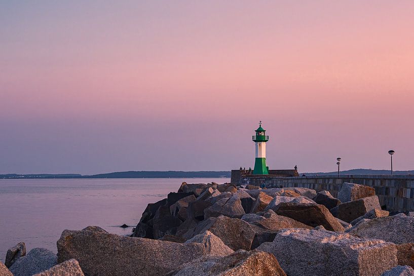 Leuchtturm auf der Mole von Sassnitz auf der Insel Rügen am Abe von Rico Ködder