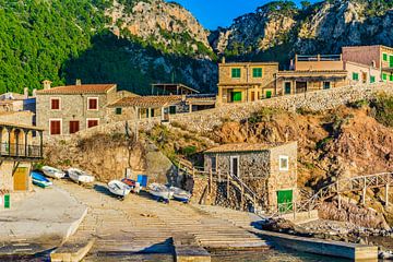 Idyllisch uitzicht op de romantische oude haven van het vissersdorp Valldemossa van Alex Winter