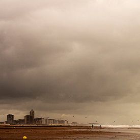 Strandzicht op een donkere dag. van PF Snel