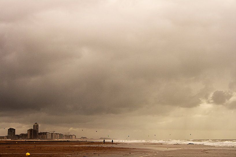 Strandzicht op een donkere dag. van PF Snel