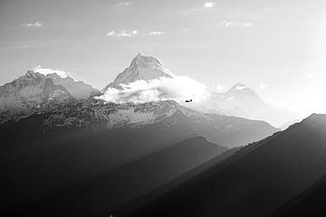 Himalaya népalais en noir et blanc | Avion parmi les montagnes sur Joyce Teunissen