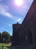 De kleuren van de natuur boven de kasteeltoren