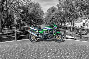 Eine Kawasaki ZRX1100 auf der Reguliersgracht in Amsterdam.