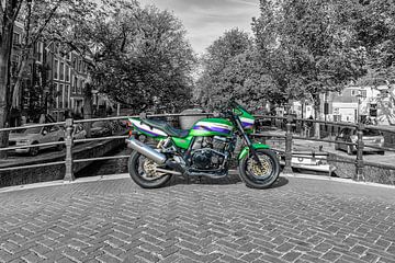 Een Kawasaki ZRX1100 op de Reguliersgracht in Amsterdam. van Don Fonzarelli