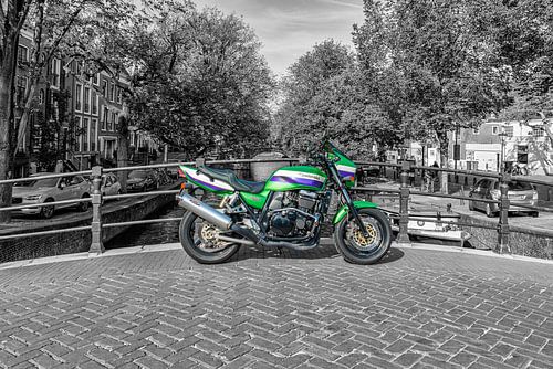 Een Kawasaki ZRX1100 op de Reguliersgracht in Amsterdam.