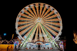Reuzerad bij nacht op de kermis van Pierre Verhoeven
