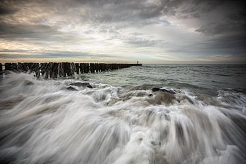 Vagues en mouvement sur Linda Raaphorst