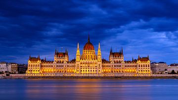 Het Hongaarse parlement in Boedapest aan de Donau van Roland Brack