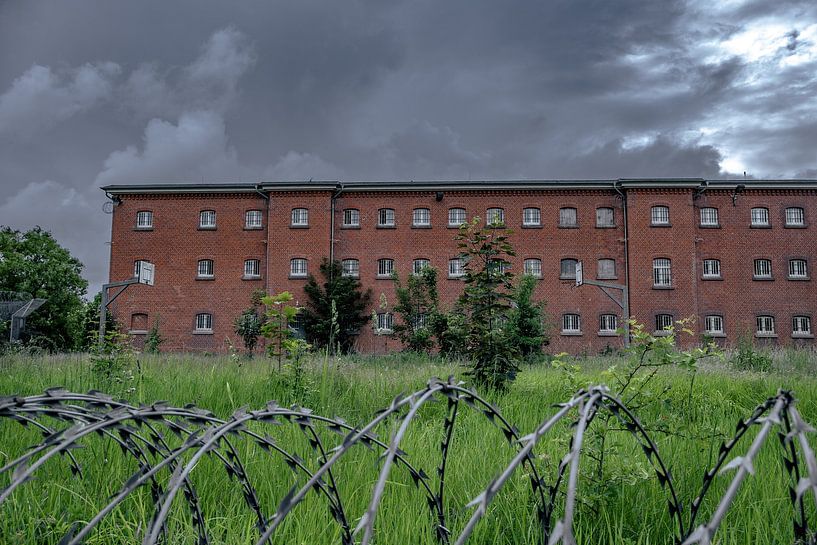 Verlassenes Gefängnis hinter Stacheldraht – Lost Place der Gefangenschaft von InfiniteArtLabs