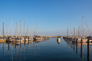 Zeilboten in de haven van Sassnitz van Rico Ködder