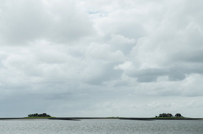 Warften auf Hallig Hooge bei bewölktem Wetter von Alexander Baumann