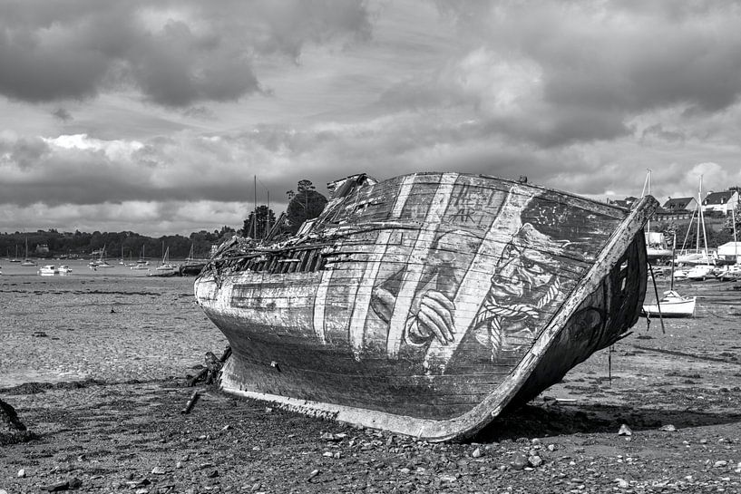 HDR urbex Cimetiere a bateaux ship graveyard at Quelmer brittany by W J Kok