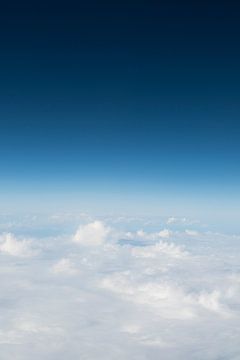 Der Horizont geht weiter ins All. Blick aus einem Flugzeug - Reisefotografie von Christa Stroo photography