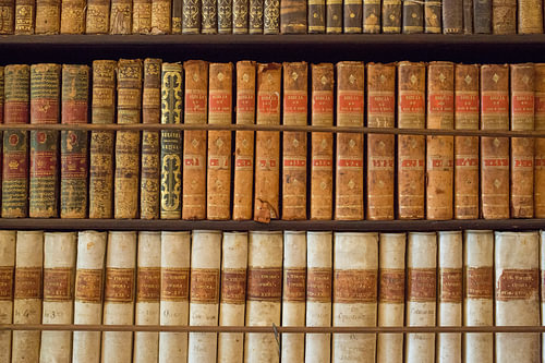 Oude antieke boeken in een kast