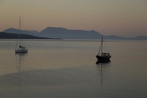 Zeilbootjes op de  Ionische Zee voor Lefkas