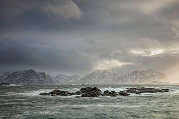 Noors kustlandschap met wolkenlucht
