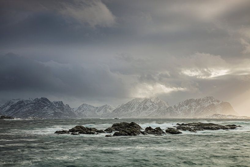 Paysage côtier norvégien avec des nuages par Karla Leeftink