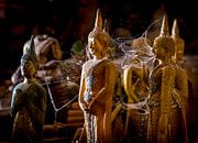 Kleine Buddhas verbunden durch Spinnennetz, Laos von Rietje Bulthuis Miniaturansicht
