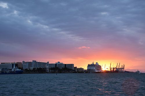Een zonsopgang in de haven