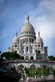 Le Sacré-Cœur surplombant le quartier animé de Montmartre