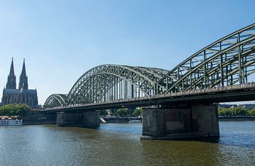 Hohenzollernbrücke over de Rijn in de duitse stad Keulen van Robin Verhoef