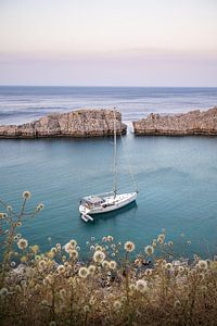 Zeilboot in st. Pauls Bay op Rhodos, Griekenland van Elles van der Veen