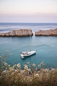 Segelboot in der Bucht von St. Pauls auf Rhodos, Griechenland