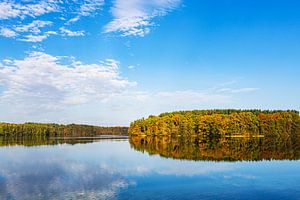 Blick über den See Schmaler Luzin auf die herbstliche Feldberge