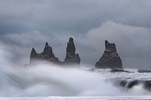 Der Tanz von Wasser und Stein - Reynisdrangar aus Kirkjufjara