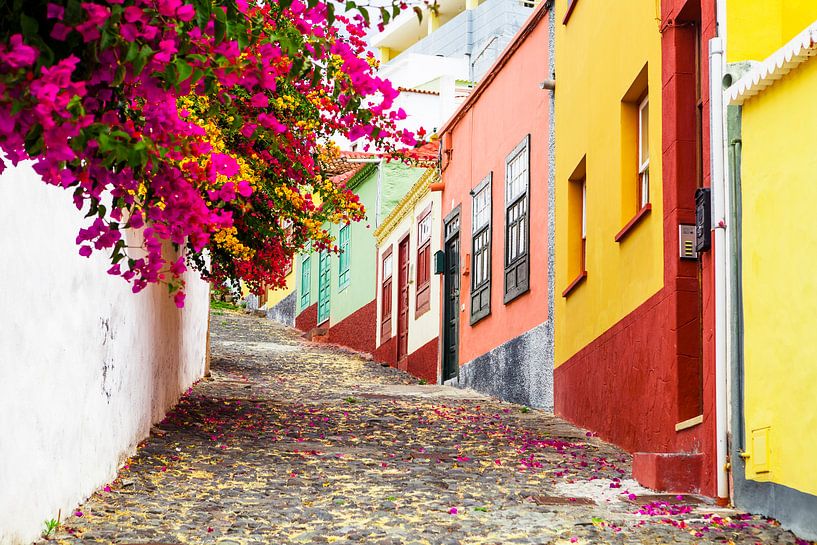 Kleurrijk straatje in Santa Cruz, La Palma, Canarische eilanden van Marcel Bakker
