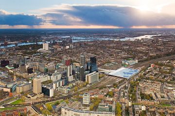 Luftaufnahme des Stadtzentrums von Rotterdam bei Sonnenuntergang