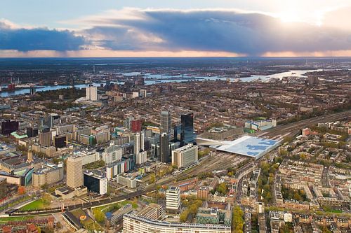 Luchtfoto centrum Rotterdam tijdens zonsondergang