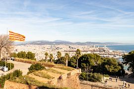 Barcelone au bord de la mer avec le drapeau catalan sur thomaswphotography