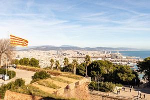 Barcelone au bord de la mer avec le drapeau catalan