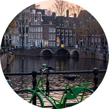 Groene fiets op Amsterdamse gracht (Keizersgracht) van Andrea de Jong