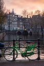 Groene fiets op Amsterdamse gracht (Keizersgracht) van Andrea de Jong thumbnail