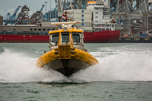 Ruderer mit hoher Geschwindigkeit im Hafen von Maasvlakte.