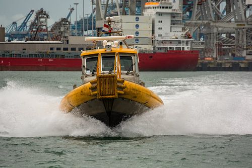 Roeiers hoge snelheid in de haven van de Maasvlakte.