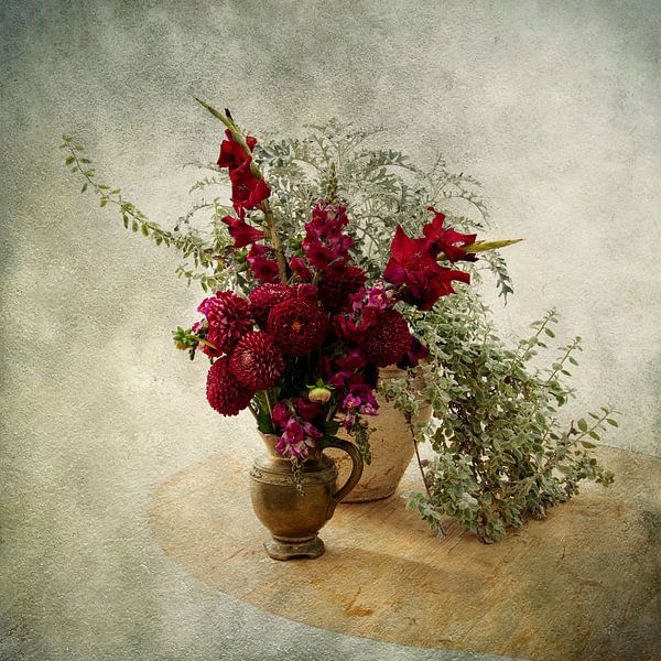 Stilleben mit roten Blumen von Guna Andersone
