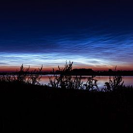 Lichtende nachtwolken van Richard de Bruin