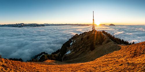 Bij zonsondergang komen de Allgäuer Alpen uit de zee van mist tevoorschijn en tonen een geweldige sf