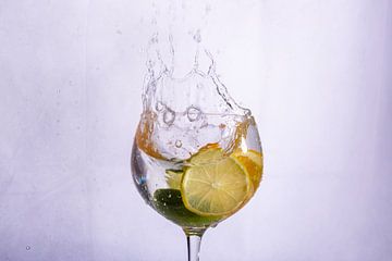 Tranche de citron dans l'eau sur Rob Hansum