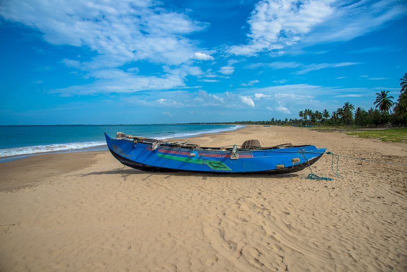 Bateau de pêche en bois coloré sur la plage de Kalkudah, Sri Lanka par Jan Fritz