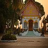 Ein friedlicher, spiritueller Ort im goldenen Licht von Frank Photos