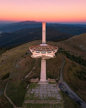 Monument Buzludzha en Bulgarie au coucher du soleil sur Ewold Kooistra