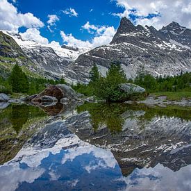 Weerspiegeling Alpen in een bergmeertje von Marc van Dijken